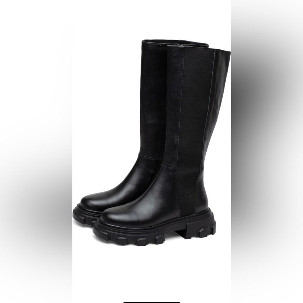 Lisa Vicky Boots, Black, SIZE 8.5 “Declare V” style